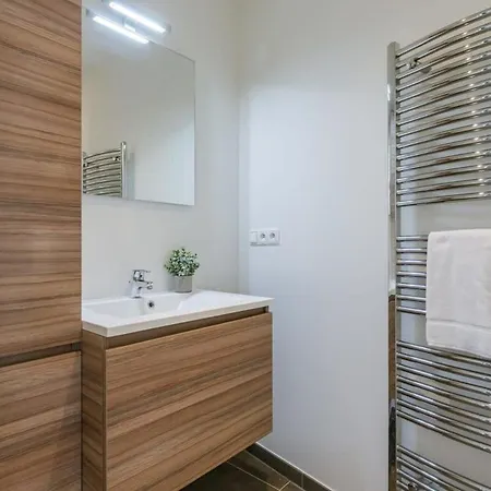 Appartement Pleasant Near The Center Of *